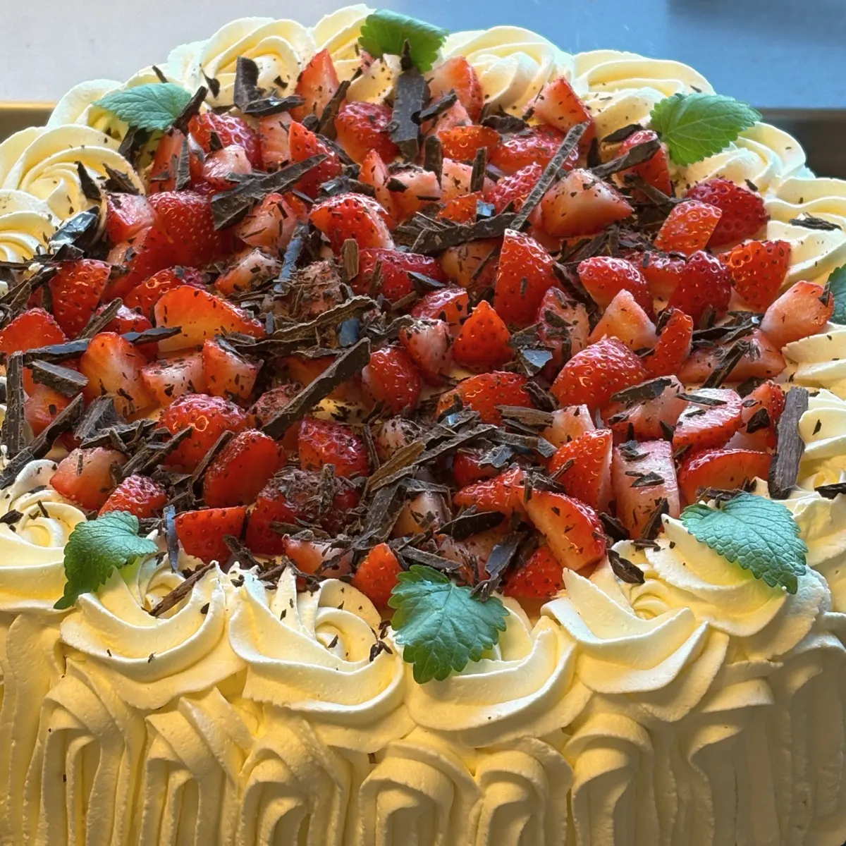 Bløtkake med jordbær, sjokoladespon og krem