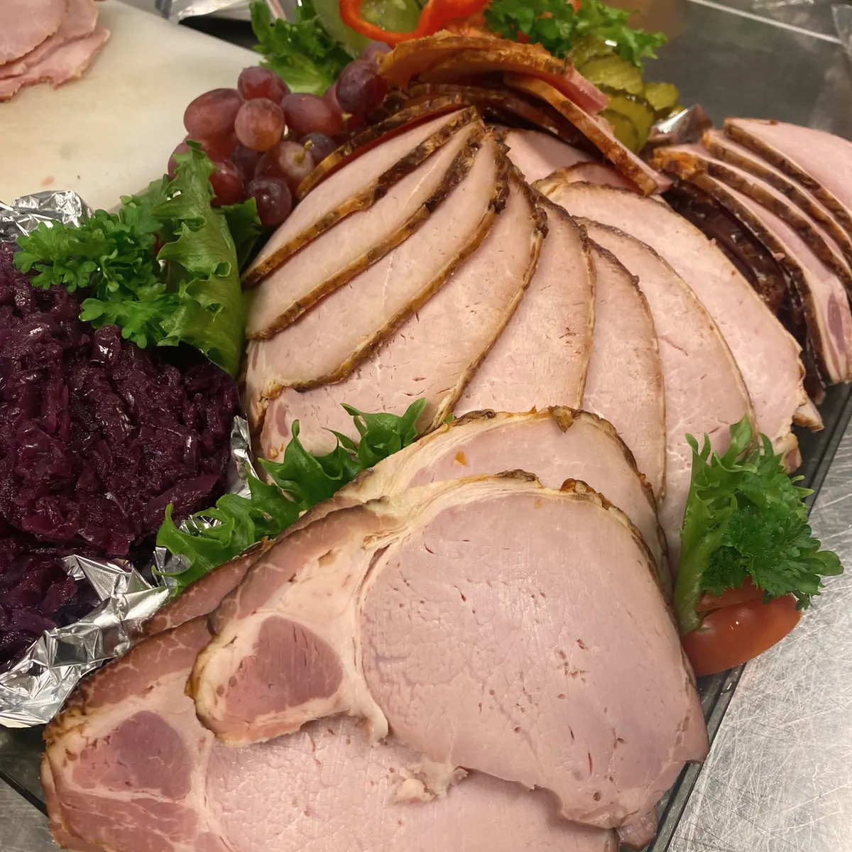 Fat med skinke, rødkål og druer