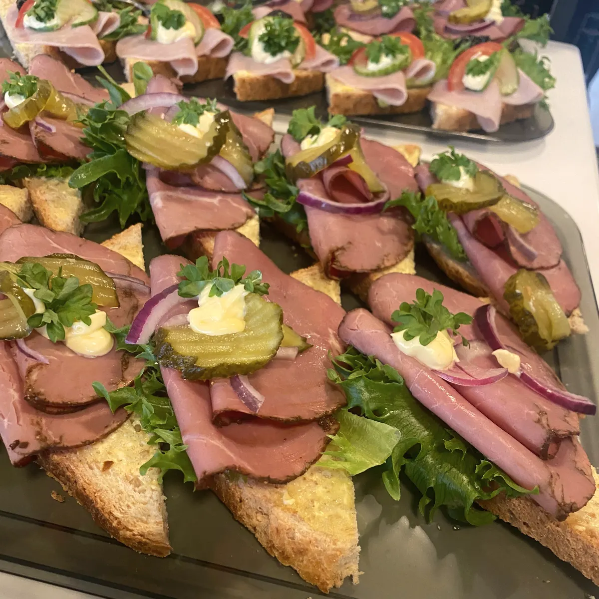 Smørbrød med roastbiff, rødløk og salat