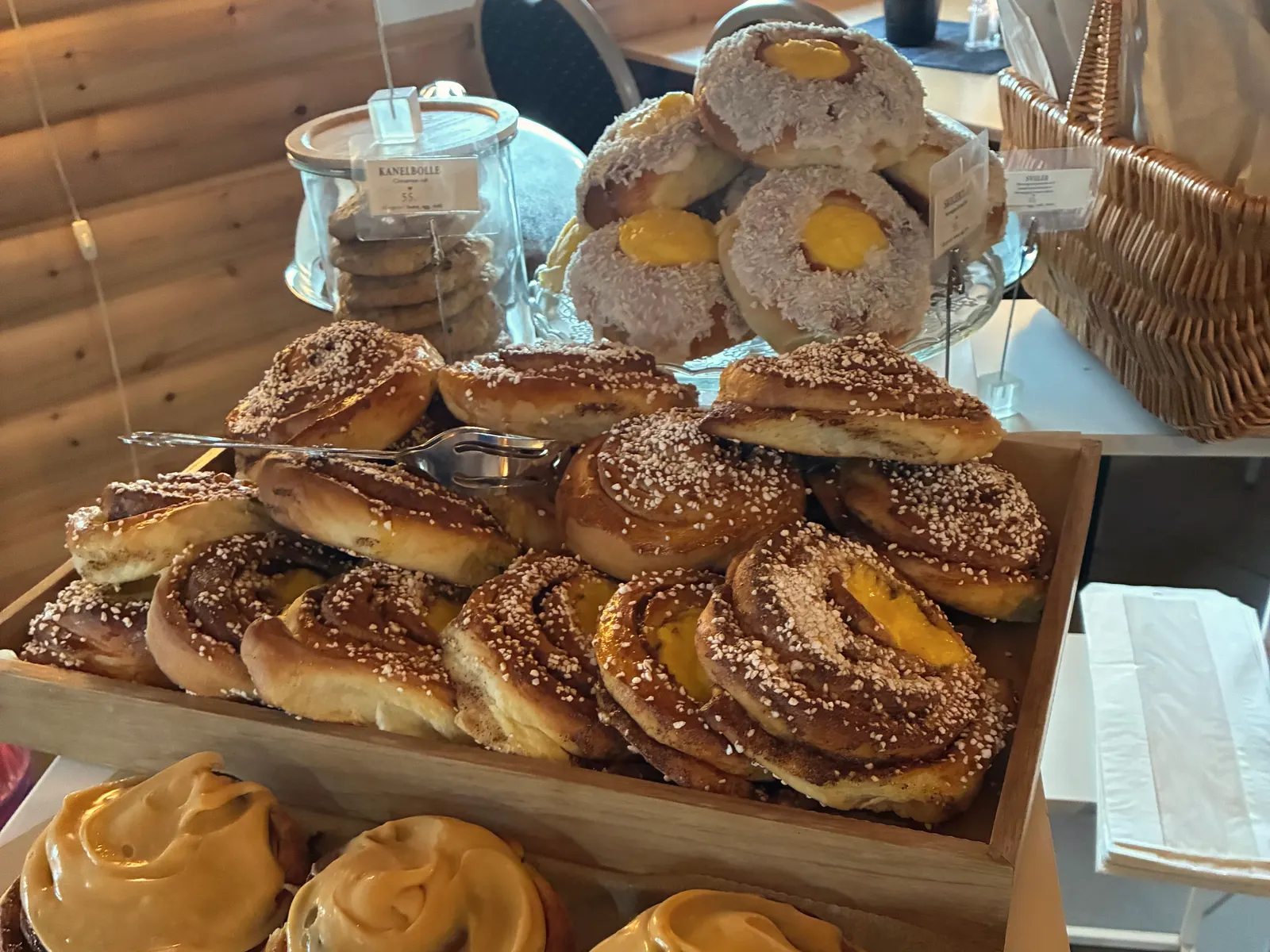 Kanelboller, skoleboller og kanelsnurrer med glasur på disken
